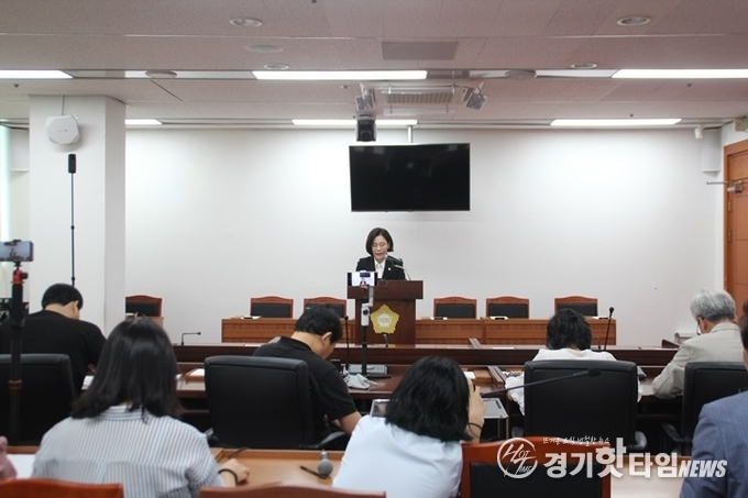 25일 이권재 오산시장 미국공무국외 출장과 과련 성명서를 발표하고 있는 송진영 의원 (사진=이런뉴스 제공)