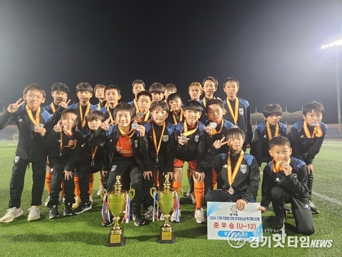 화성FC U-12 선수들 준우승 단체 기념촬영 모습 (사진=화성FC)