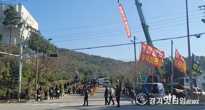 화성남양지역주택조합 화성서부경찰서 앞 집회 모습 (사진=김삼영 기자)