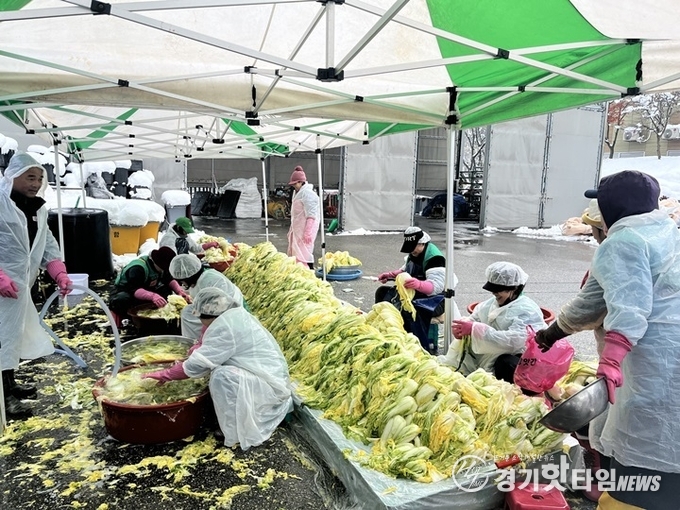 정남년 새마을부녀회 2024 사랑의 김장김치 나눔행사 모습 (사진=화성시