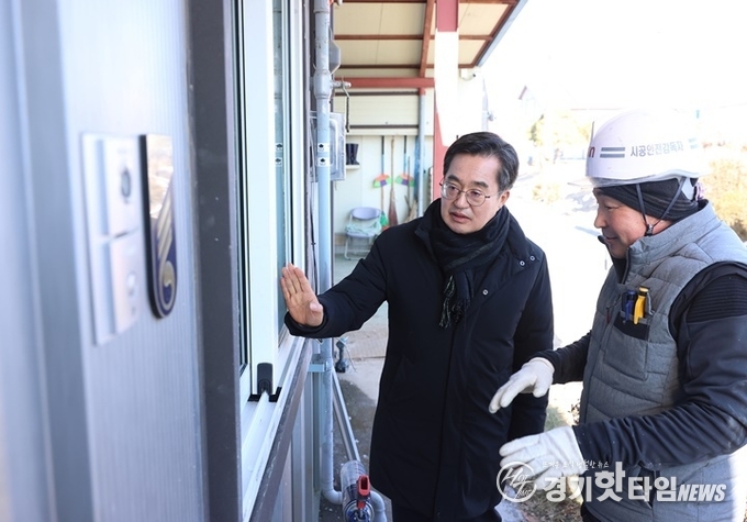 김동연 지사 (좌측) 대성동마을 현장 방문 모습 (사진=경기도)