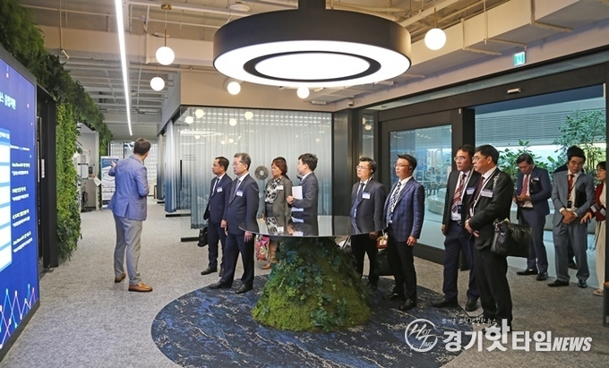 7월 응우옌 반꽝 베트남 다낭 당서기 디지털오픈랩 방문 모습 (사진=경과원)