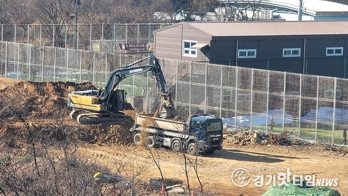 4일 시민 운동장 시설 옆 현장에서 덤프트럭에 토사를 싣고 있는 모습 (사진=김삼영 기자) 