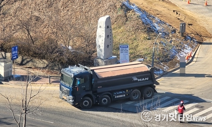 현장에서 토사를 실은 덤프차량이 세척 없이 도로로 진입하고 있다 (사진=김삼영 기자)