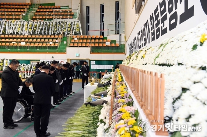 무안국제공항에 마련된 희생자 합동분향소를 찾은 화성시의회 의원들 (사진=화성시의회 홈페이지 발췌)