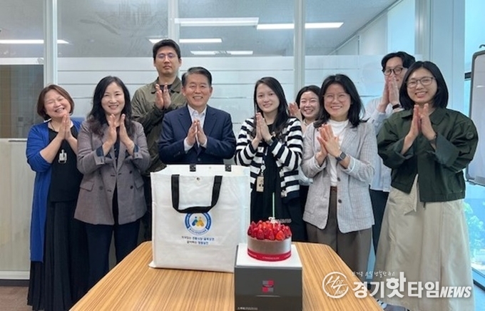 출산 선물 전달 모습 (사진=경상원)
