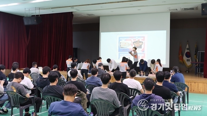 향남 여성 의용소방대장 심폐소생술 교육 진행 모습 (사진=화성소방서)