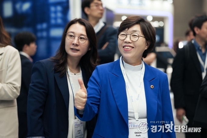 ‘2025 수원 ITS 아태총회 개막식’에 참석한 박옥분 경기도의원(우측) (사진=의원실)