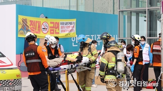 구조대상자 이송 모습 (사진=화성소방서)