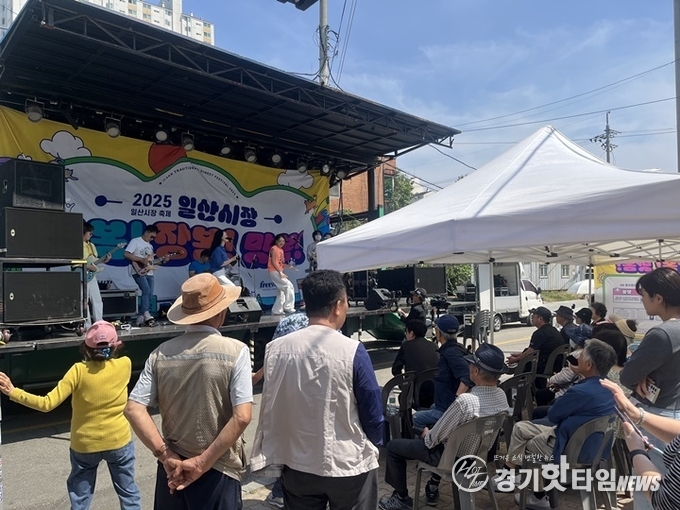 축제장 찾은 관람객들이 공연을 즐기고 있다 (사진=경상원)