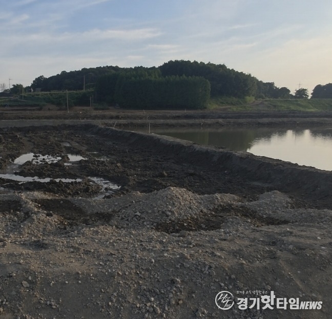 6월 11일 해당 성토지 일부 물을 받아 놓은 논과 물을 받기 전 골재가 보이는 농지 모습 (사진=경기핫타임뉴스)