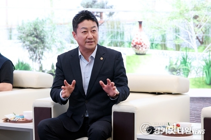 정담회에서 김진경 의장이 이야기를 나누고 있다. (사진=경기도의회)