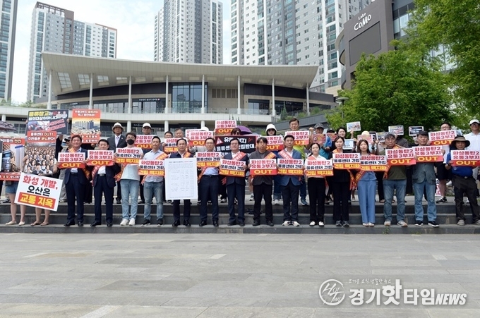 오산시의회 동탄2 유통3부지 물류센터 건립 전면 백지화 성명서 발표 모습 (사진=오산시의회)