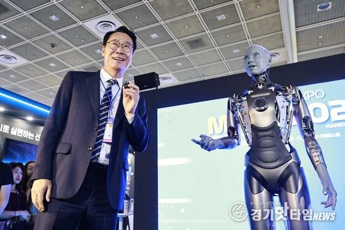아메카 로봇과 대화를 나누고 있는 정명근 화성특례시장 (사진=화성특례시)