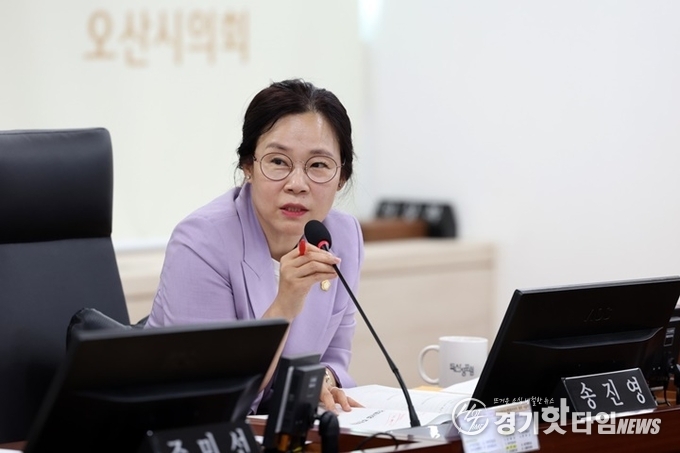 송진영 의원이 질의를 하고 있다 