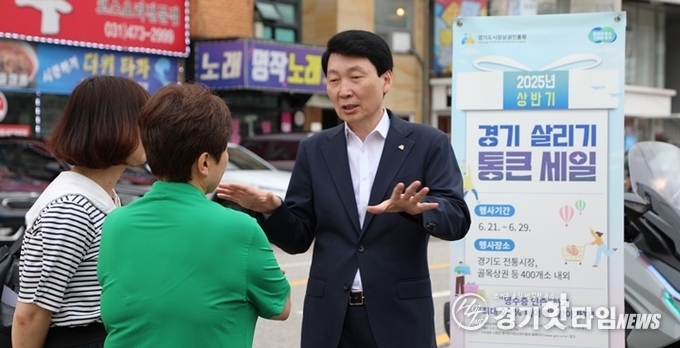 통큰세일 현장에서 설명을 하고 있는 김민철 경기도시장상권진흥원 원장 (사진=경상원)