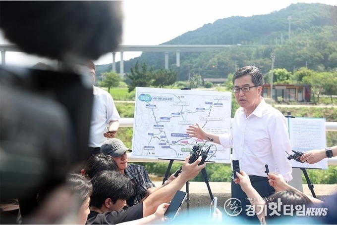 김동연 경기도지사가 8일 서울~양평 고속도로 현장에서 브리핑을 진행하고 있다 (사진=경기도 홈페이지)