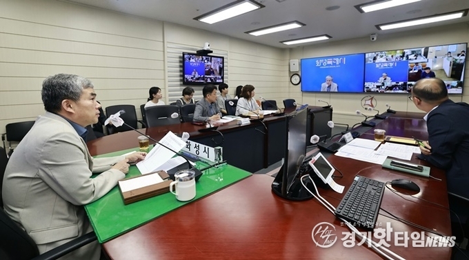 정구원 화성특례시 제1부시장이 관련 읍면동장과 영상회의를 주재하고 있다 (사진=화성특례시)
