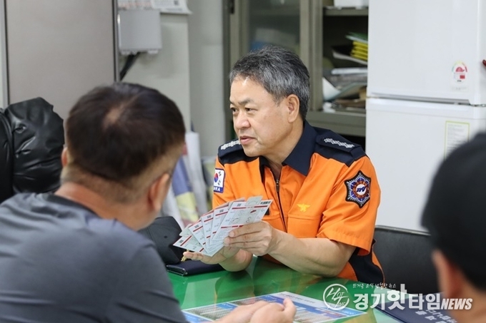 콘센트 소화패치에 대해 설명하고 있는 화성소방서 장재구 서장 (사진=화성소방서)
