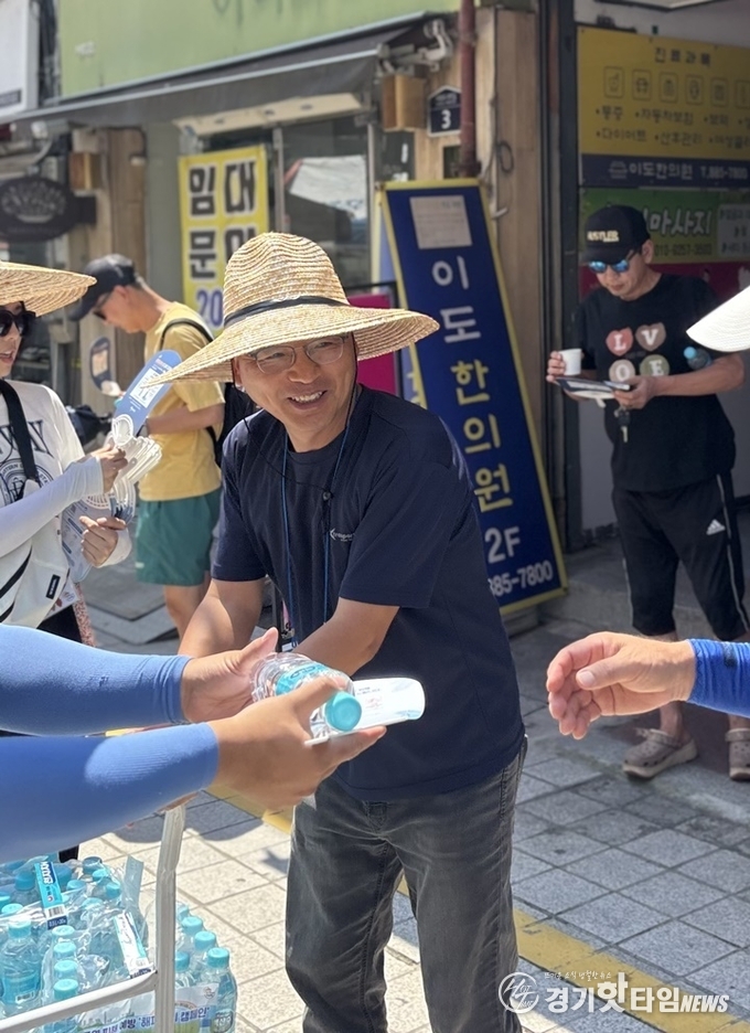 물을 나눠주고 있는 윤기한 수도권기상청장 직무대리 (사진=수도권기상청)
