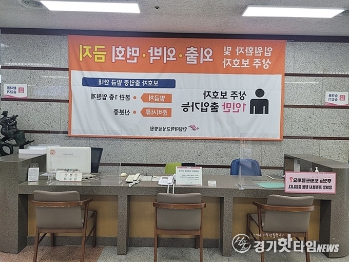 C교사가 입원치료 중인 병원내 환자 면회 제한 현수막 모습 (사진=전교조 이천지부) 