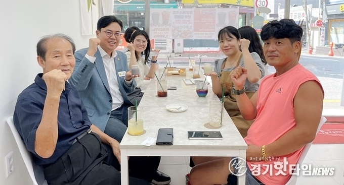 '단디한입' 디저트 카페 기념촬영 모습 (사진=경상원)