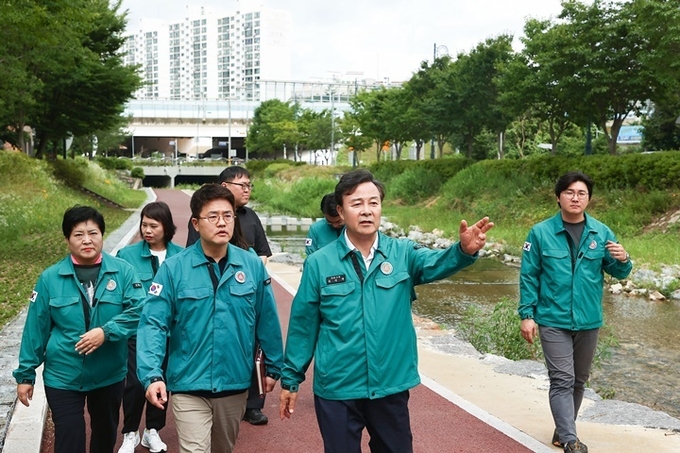 집중호우 대비 왕곡천 안점점검 모습 (사진=의왕시)