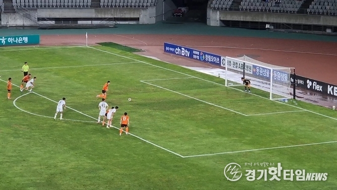 화성FC 김병오선수가 페널티킥을 넣고 있다 (사진=김삼영 기자)