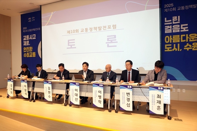 토론자로 참석한 이대선 부위원장(가운데) 