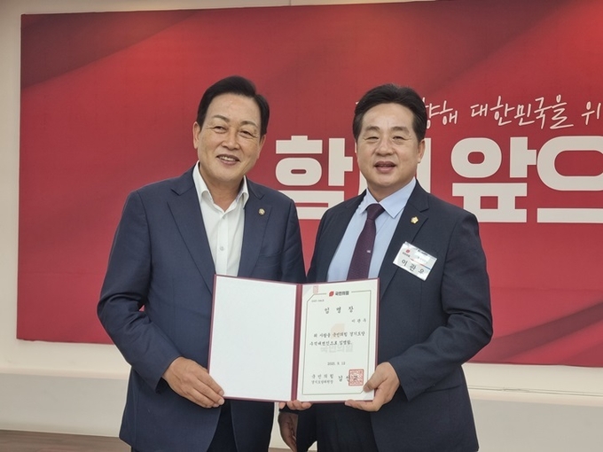 김선교 경기도당 위원장과 이관우 신임 수석대변인이 기념촬영을 하고 있다 (사진=국민의힘 경기도당)