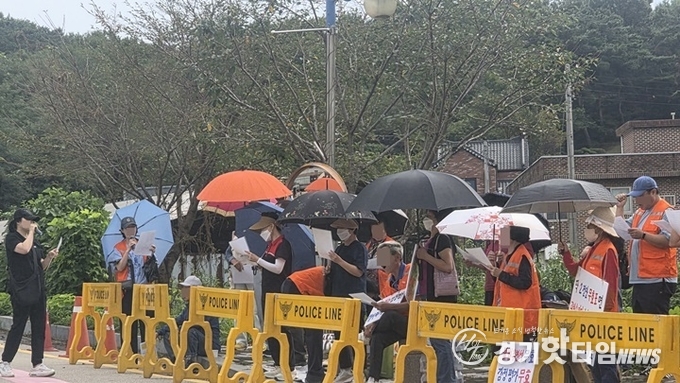 18일 화성서부경찰서 앞 어천공공주택지구 반대위원회 수사 촉구 집회 진행 모습 (사진=김삼영 기자) 