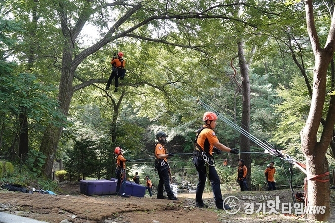 산악 특별구조 훈련 모습 (사진=용인소방서)