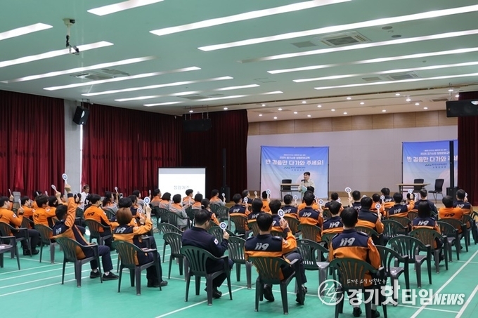청렴 퀴즈 프로그램에 참여하고 있는 소방대원들 (사진=화성소방서)