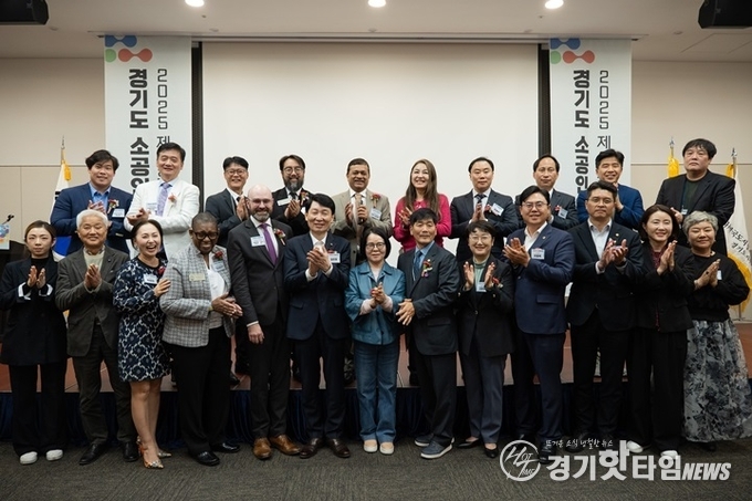 ‘제2회 경기도 소공인의 날’ 기념행사 기념촬영 모습 (사진=경상원)