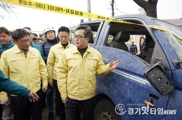 7일 오후 김동연 경기도지사가 포천시 이동면 노곡리 낭유대교 인근의 폭탄 오발사고 현장점검을 하고 있다.