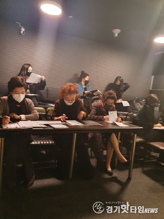 (아래) 이경숙교수, 채준자 교수, 장혜원 피아노학회 이사장 겸 Creativo Arte 대회장, 윤경미교수 (위) 김지나교수, 송민지교수, 김예슬교수