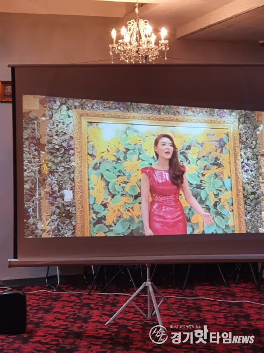 김지수 끄레이티보 아르떼 뮤지컬부에서 국회의원상수상 및 미스유니버스티 2021 한국대표로 출전과 비대면으로 콩쿨대회장면