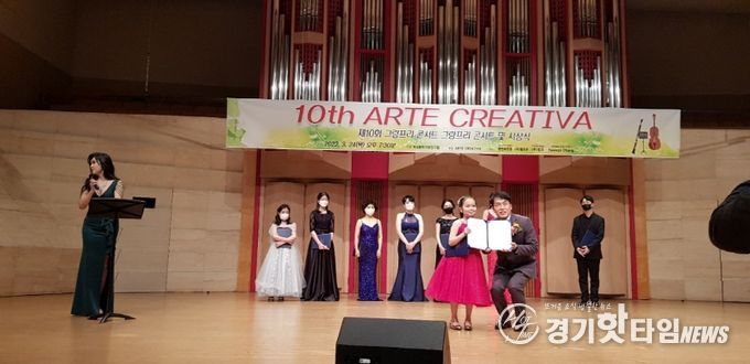 좌부터 Violin 한수빈 장학금과 심상정 의원상 수상, 시흥중앙성결교회 담임목사 김성은 목사님 수여,