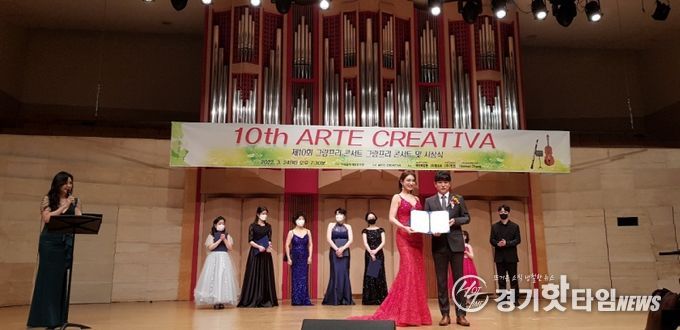 좌부터 김지수 특대상과 심상정의원상 수상, 김종수 회장 수여 (주식회사 JS GLOBAL 원진화장품)