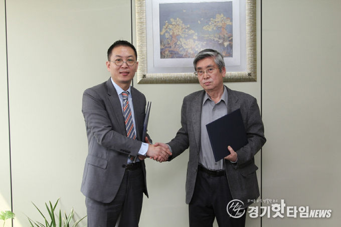 왼쪽부터 더코나주식회사(대표이사 하진욱)(주)매경바이어스가이드(대표이사 심홍섭)