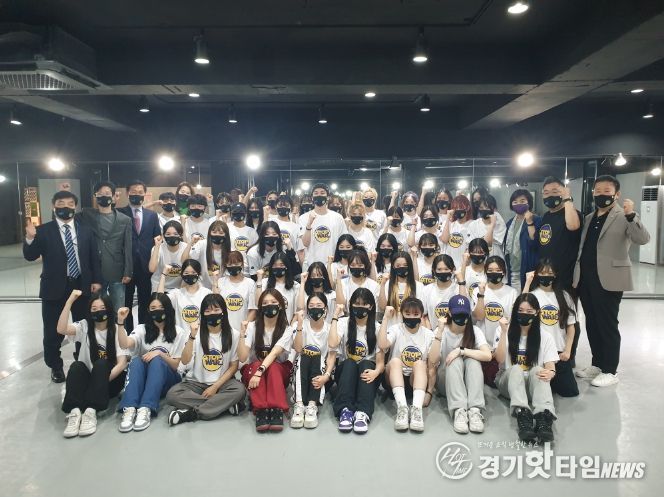 이상길 교수가 이끄는 LJ댄스아카데미 팀이 'STOP WAR'를 외치고 있다