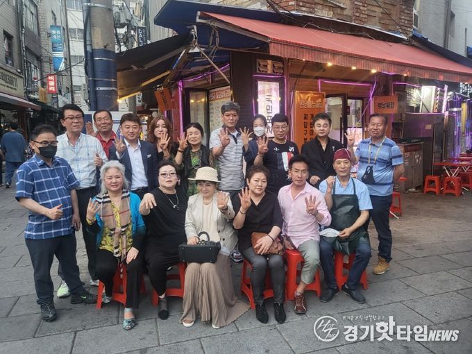 청와대개방행사 후 저녁식사 전 스텝들의 단체기념촬영(손가락 4개는 국제엔젤봉사단 충,효,예,의를 뜻합니다)