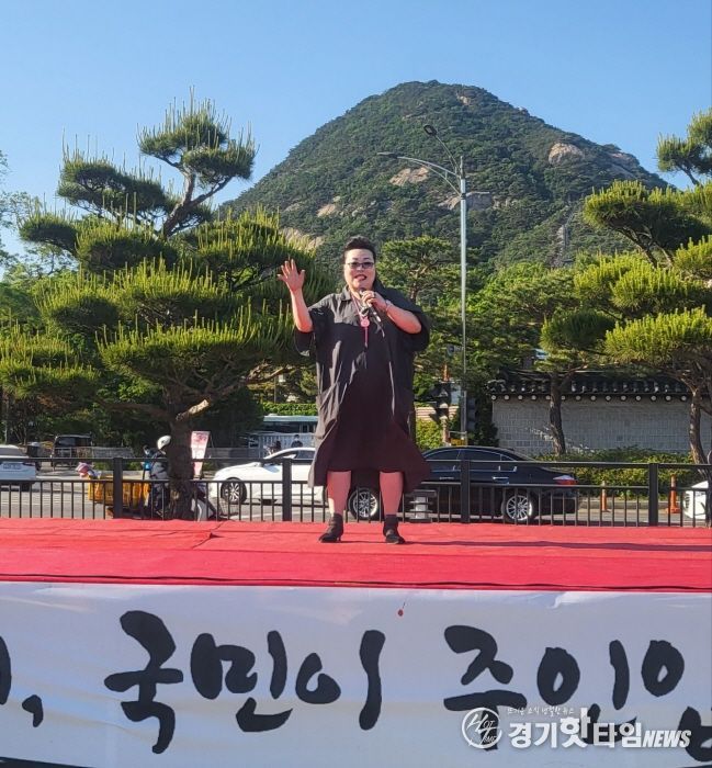 이제은(가수명 엄마) 대상수상자의 소찬희의 티얼스를 열창하는 모습