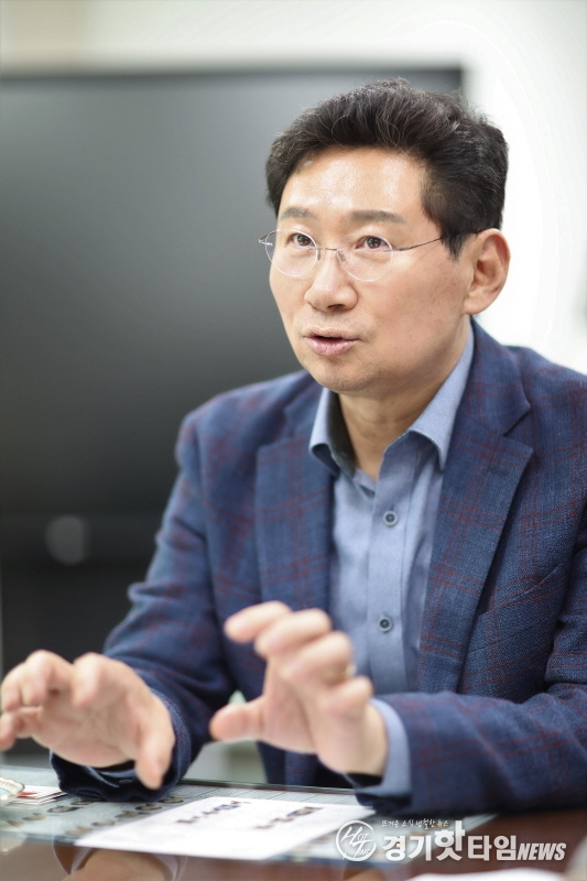 이상일 시장이 “취임 후 처음 결재한 것이 ‘글로벌 반도체 중심도시 추진전략’이었다고 설명하면서 용인시 발전을 위한 의견을 말하고 있다.(사진=심석진 기자)