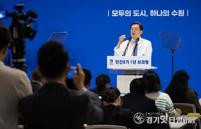 이재준 수원특례시장이 브리핑에서 발언하고 있다