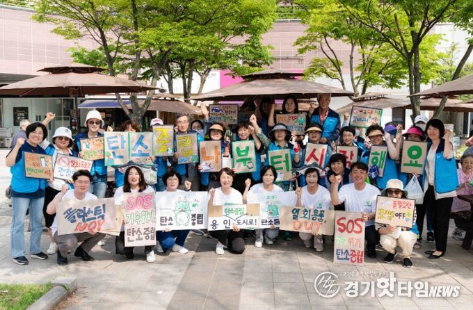 의원연구단체 탄소중립연구소 회원들과 박병민 의원이 시민들과 함께 기념 촬영을 하고 있다.