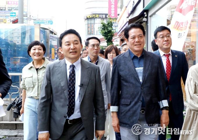 최대호 안양시장과 원희룡 국토부장관은 4일 평촌신도시의 노후 아파트단지와 상업지역, 평촌중앙공원을 둘러보면서 노후 실태를 점검하고 주거환경 개선이 필요한 지역을 면밀히 살펴보았다.