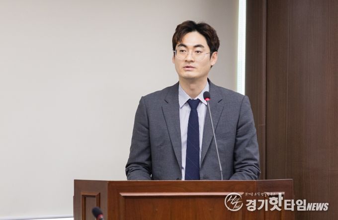 안산시의회 선현우 의원이 지난 3월 26일 제296회 임시회 문화복지위원회에서 ‘안산시 저소득층 노인 간병비 지원 조례안’에 대한 제안설명을 하고 있다.