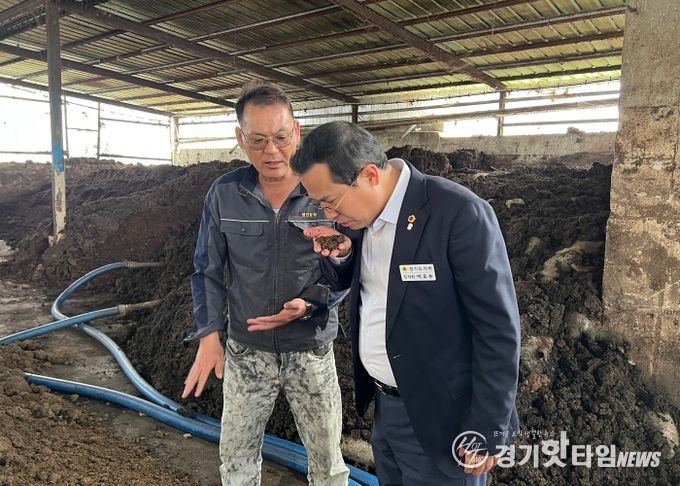 이오수 경기도의원, 이천시 축산환경개선제 활용 농가 방문