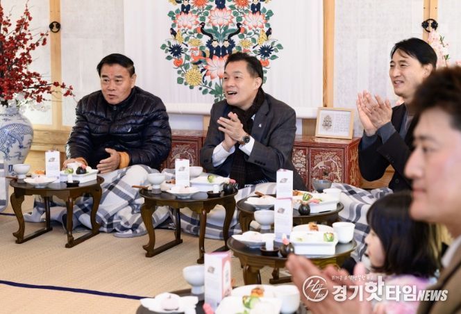 이재준 시장과 이재식 의장이 달빛화담, 花談 프로그램에 참여하고 있다.